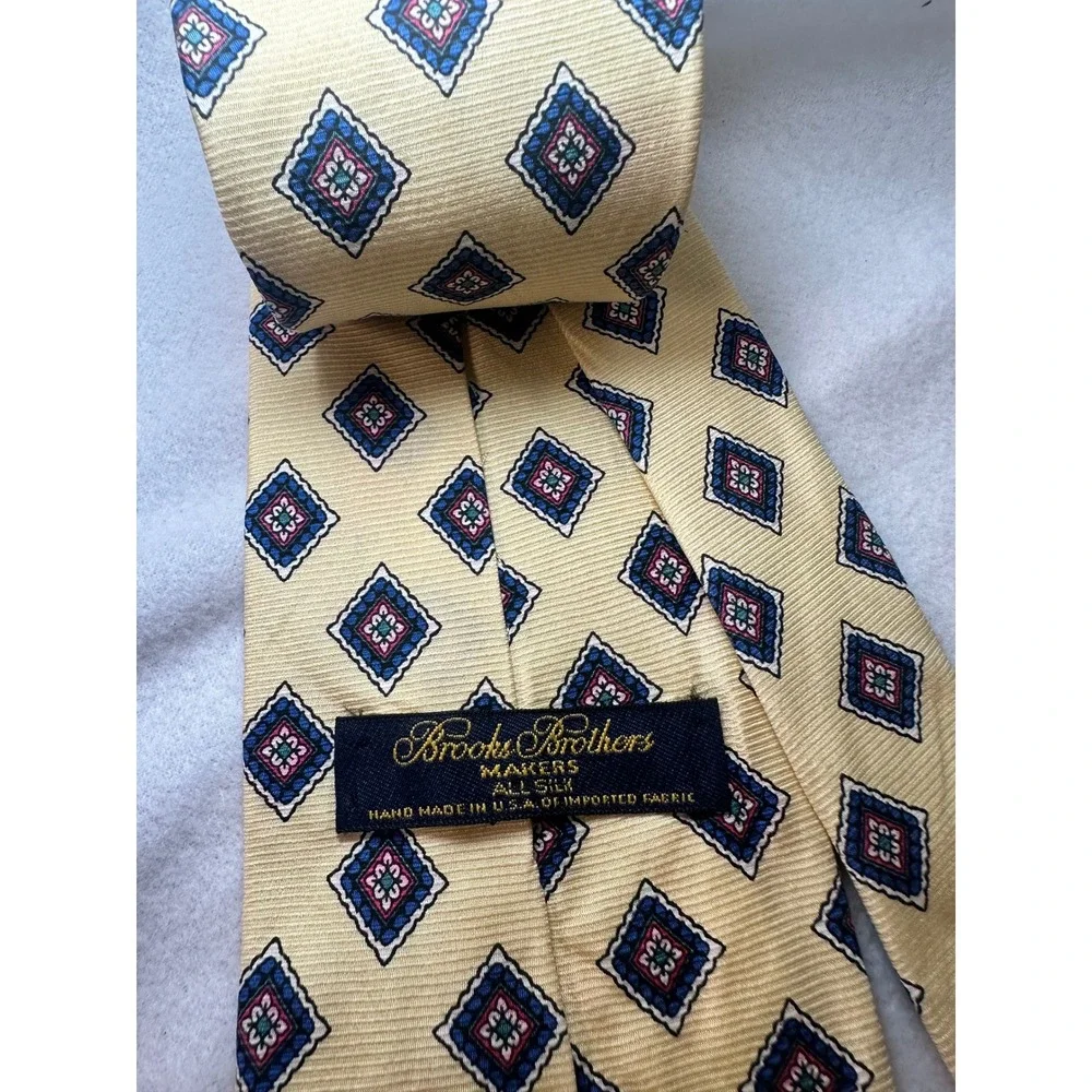 Brooks Brothers Makers Mens Silk Tie Yellow Geometric Medallion Made in‎ USA